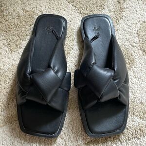 NWOT Women’s H&M Black Puffy Slides Sandals Size 6 (37)